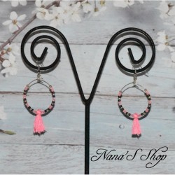 Boucles d'oreilles créoles, pompon tassel et perles rocailles, coloris rose fluo.