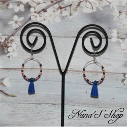 Boucles d'oreilles créoles, pompon tassel et perles rocailles, coloris bleu marine.