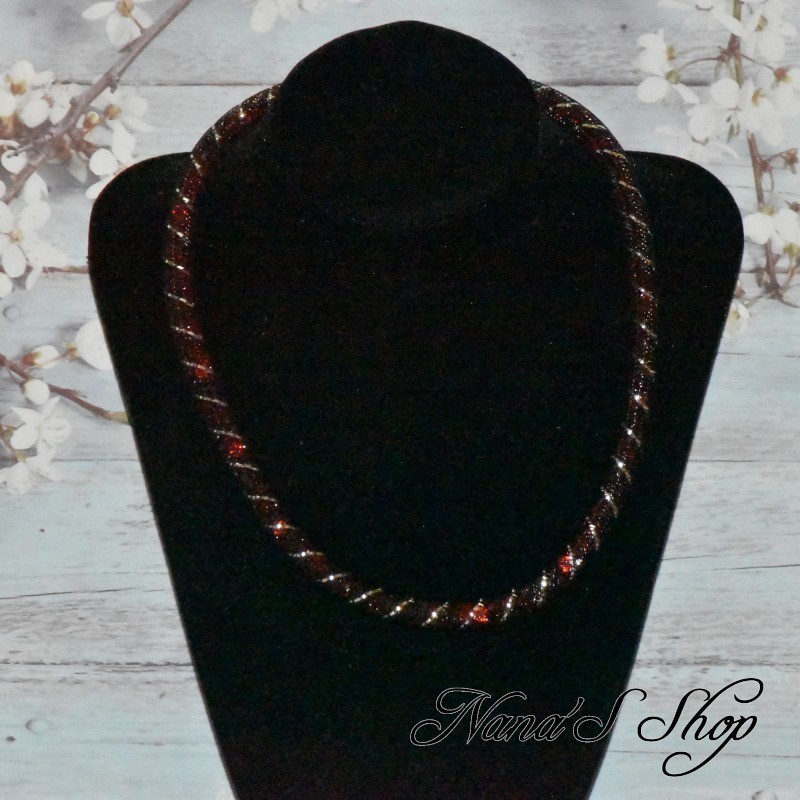 Collier fantaisie, grosse résille noire, Stardust, coloris bordeaux. Collier fantaisie, grosse résille noire, Stardust, coloris bordeaux.