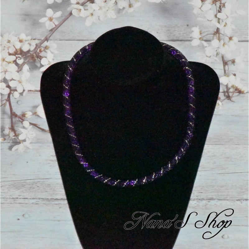 Collier fantaisie, grosse résille noire, Stardust, coloris violet. Collier fantaisie, grosse résille noire, Stardust, coloris violet.
