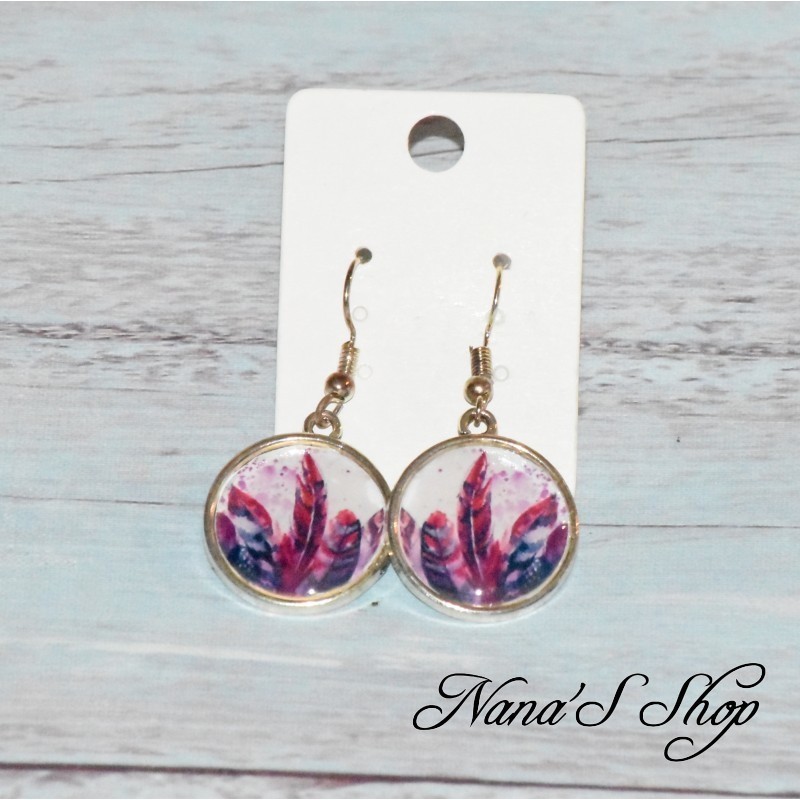 Boucles d'oreilles cabochons plumes, petit modèle, coloris rouge. Boucles d'oreilles cabochons plumes, petit modèle, coloris rouge.