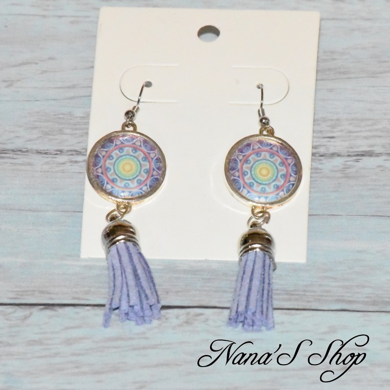 Boucles d'oreilles cabochons et tassel, coloris mauve. Boucles d'oreilles cabochons et tassel, coloris mauve.