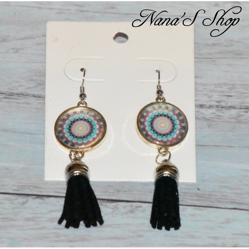 Boucles d'oreilles cabochons et tassel, coloris noir. Boucles d'oreilles cabochons et tassel, coloris noir.