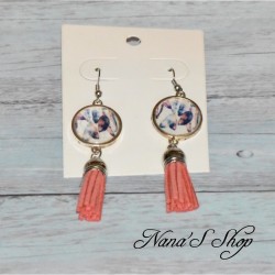 Boucles d'oreilles fantaisie, cabochons plume et Tassel, coloris corail.