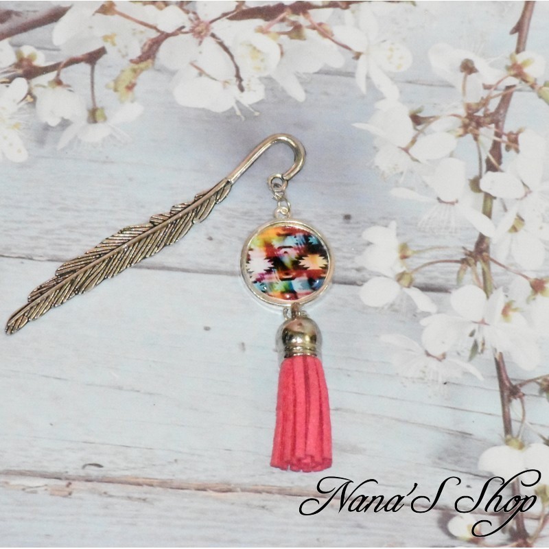 Marque page, plumes & cabochons ethnique coloré, tassel rose. Marque page, plumes & cabochons ethnique coloré, tassel rose.