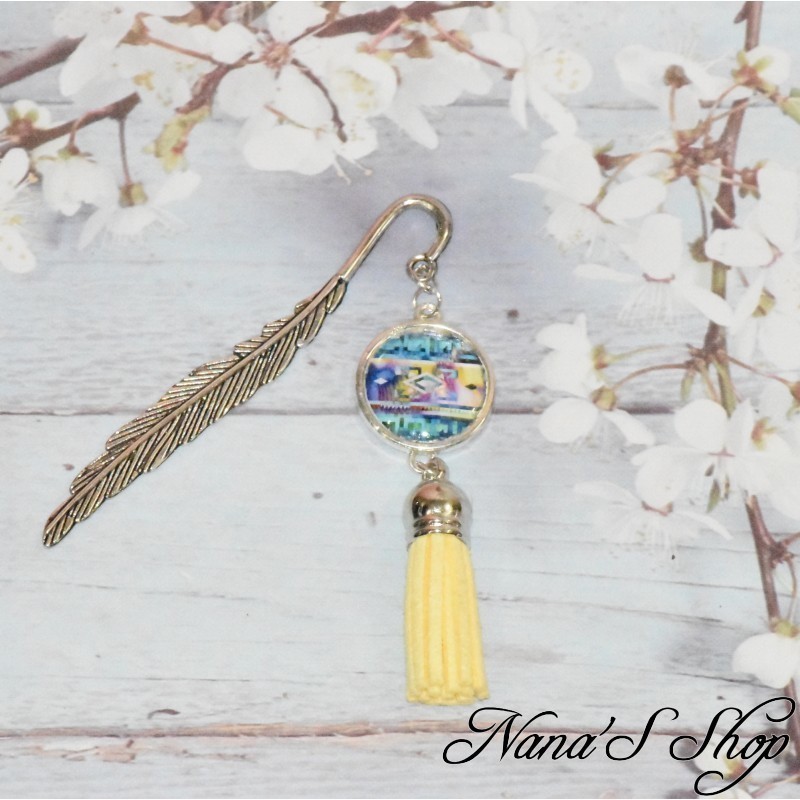 Marque page, plumes & cabochons ethnique coloré, tassel jaune. Marque page, plumes & cabochons ethnique coloré, tassel jaune.