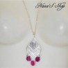 Collier et pendentif fantaisie, estampe et rond nacre, coloris rose, détail.