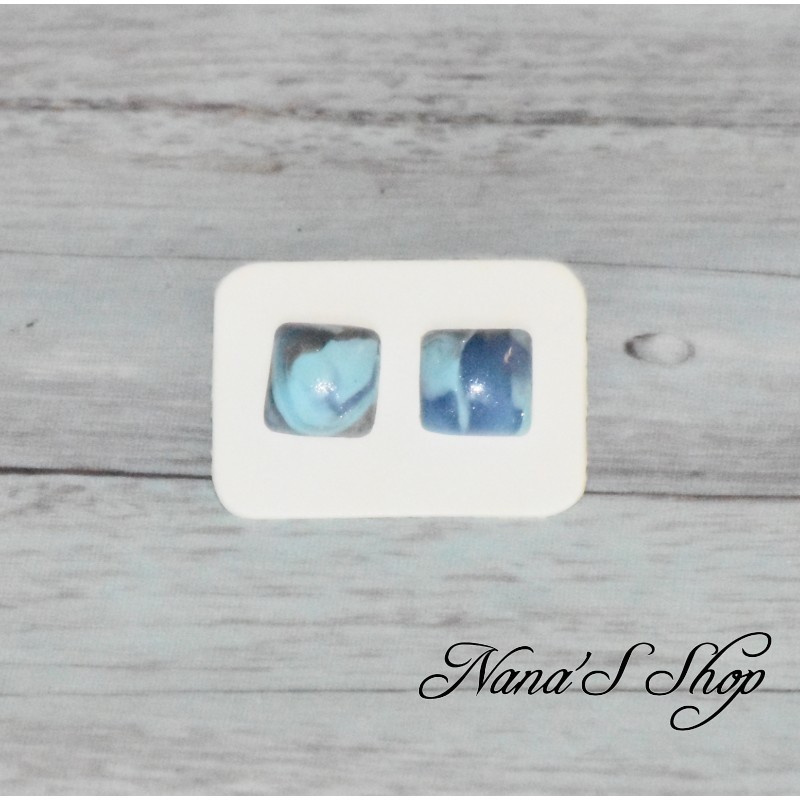 Boucles d'oreilles clou fantaisie, en pâte polymère, forme carré, coloris bleu pastel.
