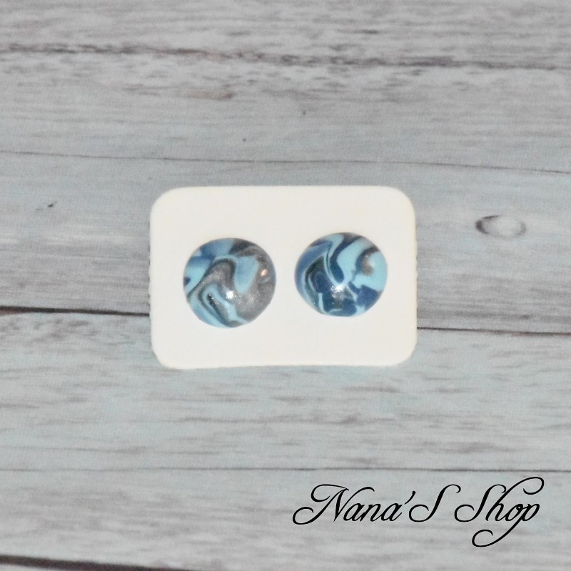 Boucles d'oreilles clou fantaisie, en pâte polymère, forme rond, coloris bleu pastel. Boucles d'oreilles clou fantaisie, en pâte polymère, forme rond, coloris bleu pastel.