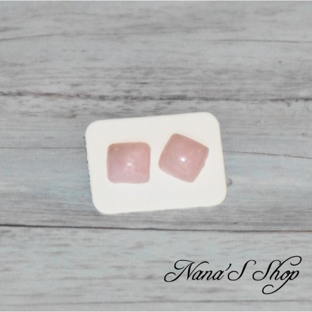 Boucles d'oreilles clous fantaisie, en pâte polymère, forme carré, coloris rose pâle.
