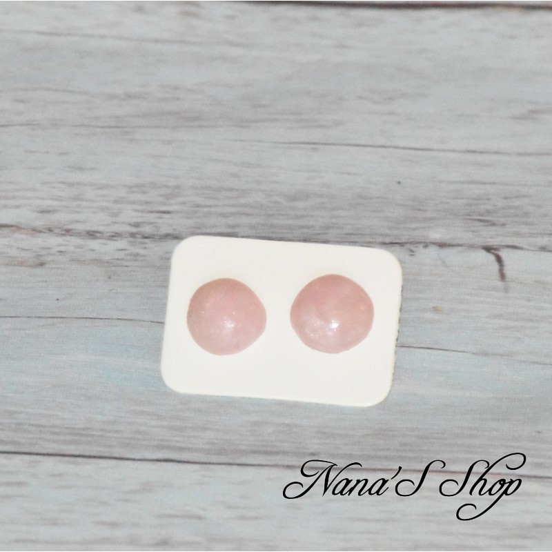 Boucles d'oreilles clous fantaisie, en pâte polymère, forme rond, coloris rose pâle. Boucles d'oreilles clous fantaisie, en pâte polymère, forme rond, coloris rose pâle.