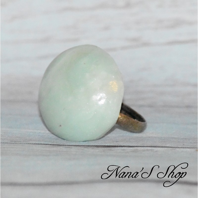Bague fantaisie en pâte polymère, couleur bleu pâle. Bague fantaisie en pâte polymère, couleur bleu pâle.