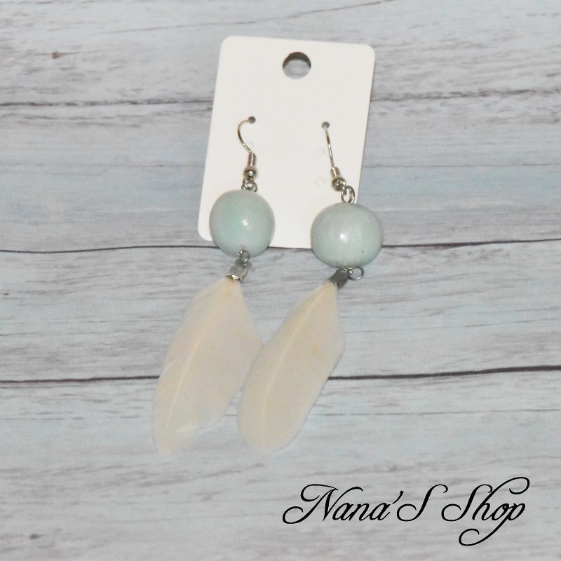 Boucles d'oreilles fantaisie plume et pâte polymère, couleur bleu Boucles d'oreilles fantaisie plume et pâte polymère, couleur bleu