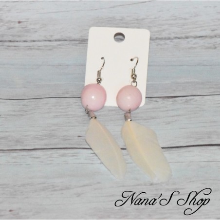 Boucles d'oreilles fantaisie plume et pâte polymère, couleur rose pâle.