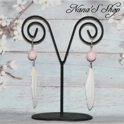 Boucles d'oreilles fantaisie plume et pâte polymère, couleur rose pâle.