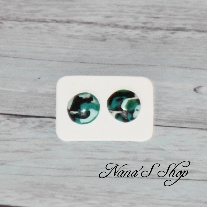 Boucles d'oreilles clous fantaisie, couleur vive, en pâte polymère, forme rond, coloris vert. Boucles d'oreilles clous fantaisie, couleur vive, en pâte polymère, forme rond, coloris vert.
