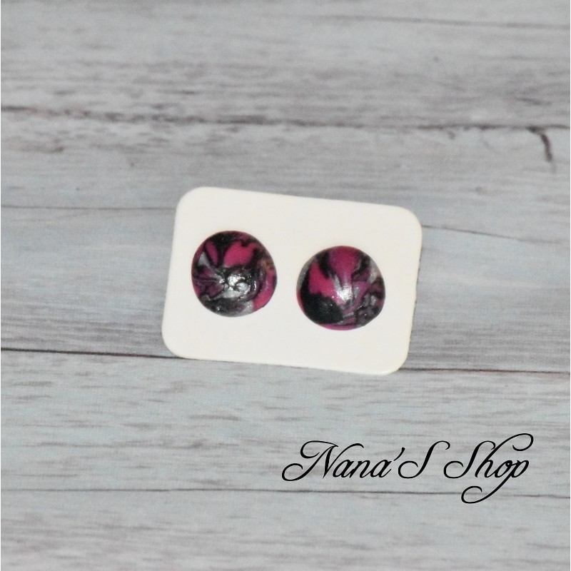 Boucles d'oreilles clous fantaisie, couleur vive, en pâte polymère, forme rond, coloris rose. Boucles d'oreilles clous fantaisie, couleur vive, en pâte polymère, forme rond, coloris rose.