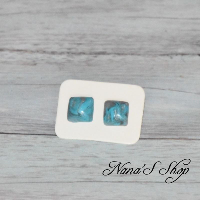 Boucles d'oreilles clous fantaisie, couleur vive, en pâte polymère, forme carré, coloris bleu.
