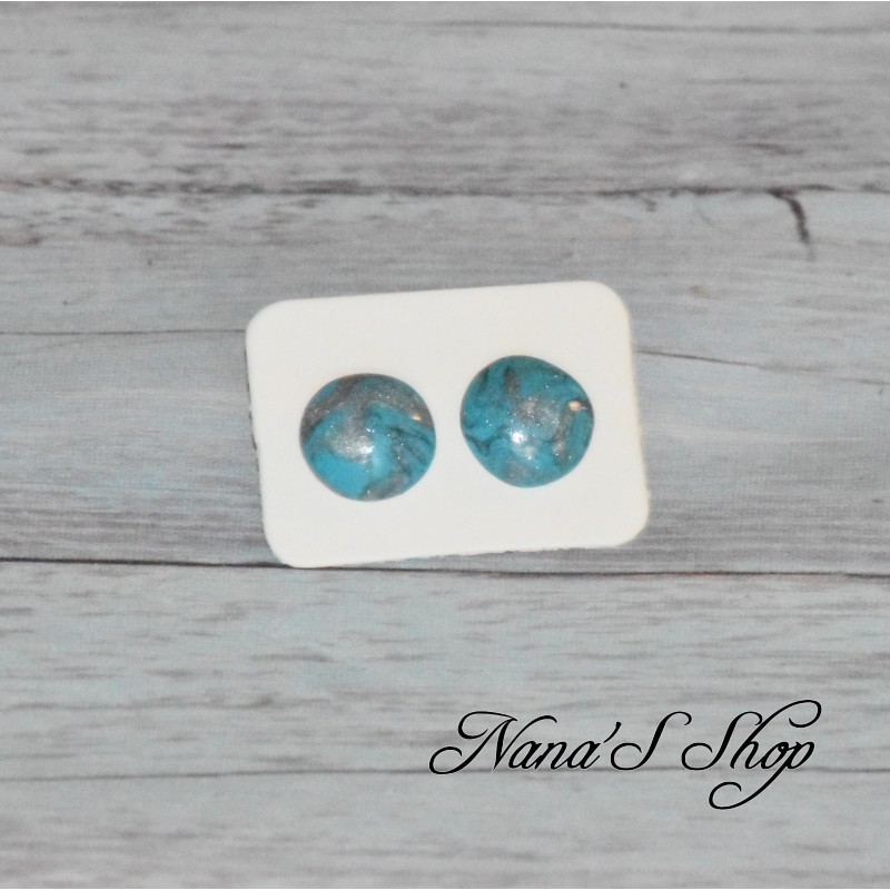 Boucles d'oreilles clous fantaisie, couleur vive, en pâte polymère, forme rond, coloris bleu. Boucles d'oreilles clous fantaisie, couleur vive, en pâte polymère, forme rond, coloris bleu.