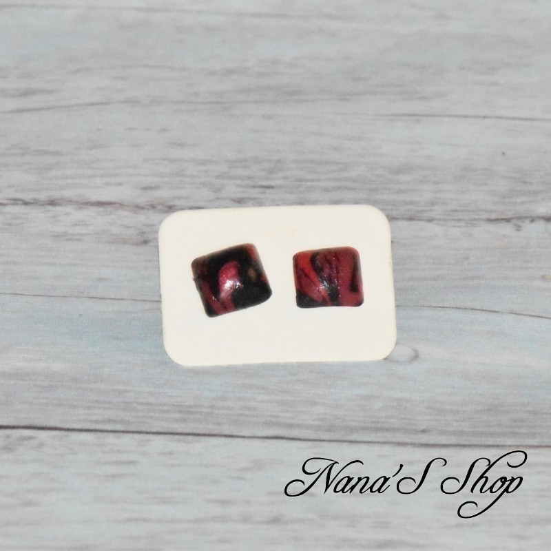 Boucles d'oreilles clous fantaisie, couleur vive, en pâte polymère, forme carré, coloris rouge.