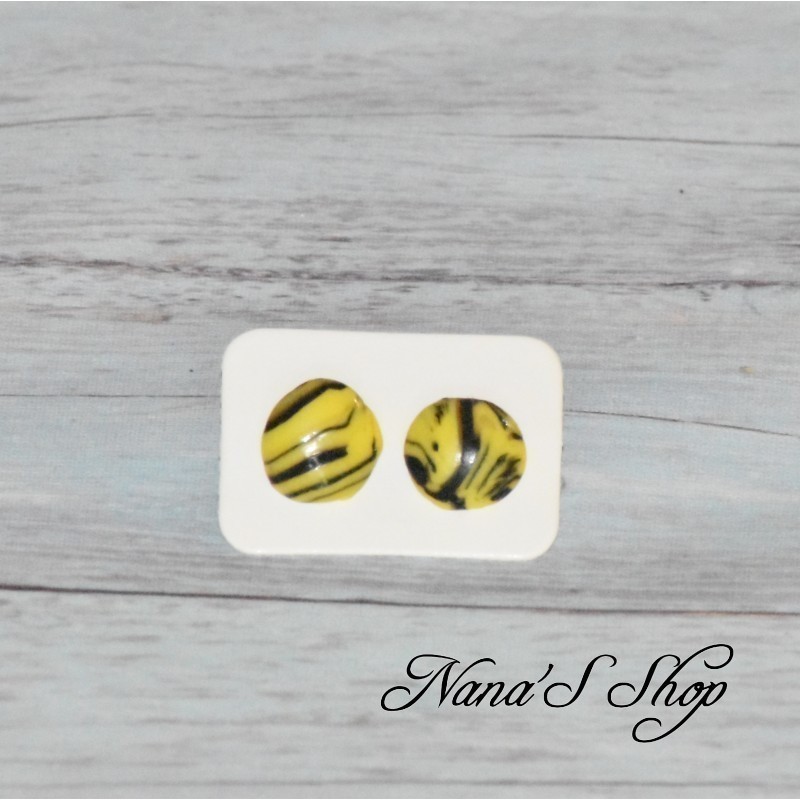 Boucles d'oreilles clous fantaisie, couleur vive, en pâte polymère, forme rond, coloris jaune. Boucles d'oreilles clous fantaisie, couleur vive, en pâte polymère, forme rond, coloris jaune.