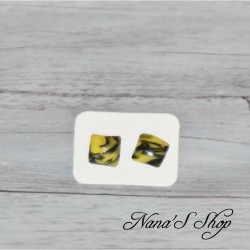 Boucles d'oreilles clous fantaisie, couleur vive, en pâte polymère, forme carré, coloris jaune.