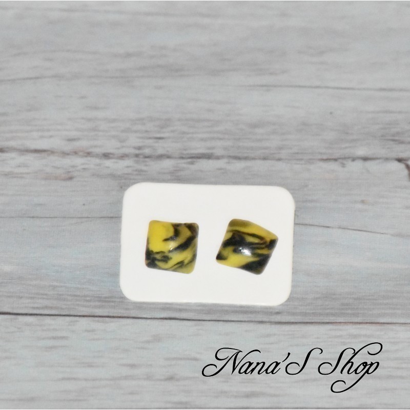 Boucles d'oreilles clous fantaisie, couleur vive, en pâte polymère, forme carré, coloris jaune.