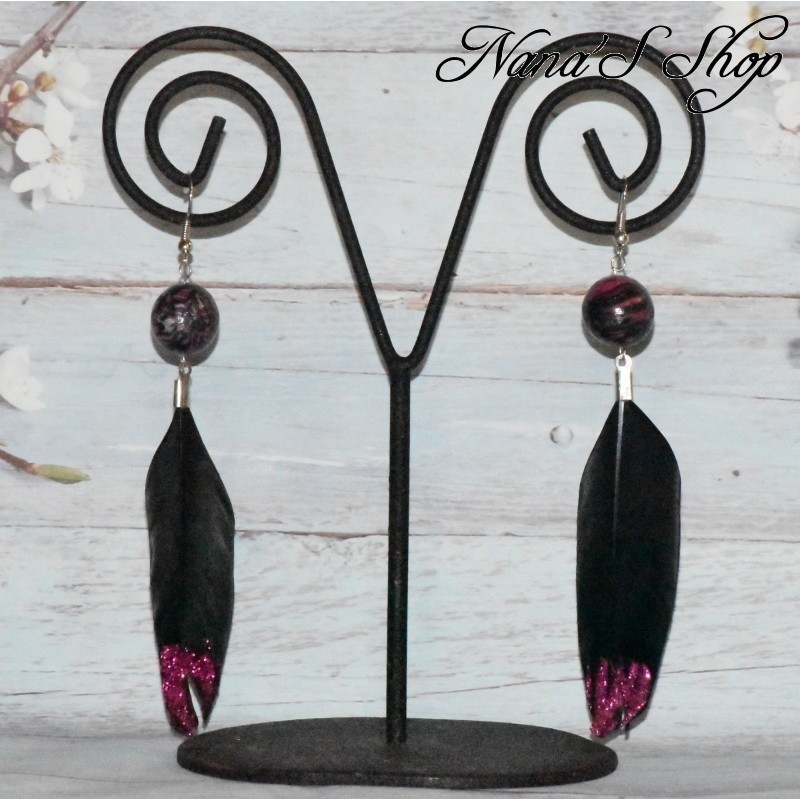Boucles d'oreilles plume et pâte polymère, couleur vive, coloris rose. Boucles d'oreilles plume et pâte polymère, couleur vive, coloris rose.