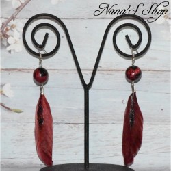 Boucles d'oreilles plume et pâte polymère, couleur vive, coloris bordeaux.