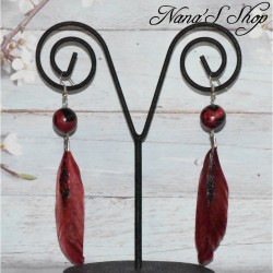 Boucles d'oreilles plume et pâte polymère, couleur vive, coloris bordeaux.