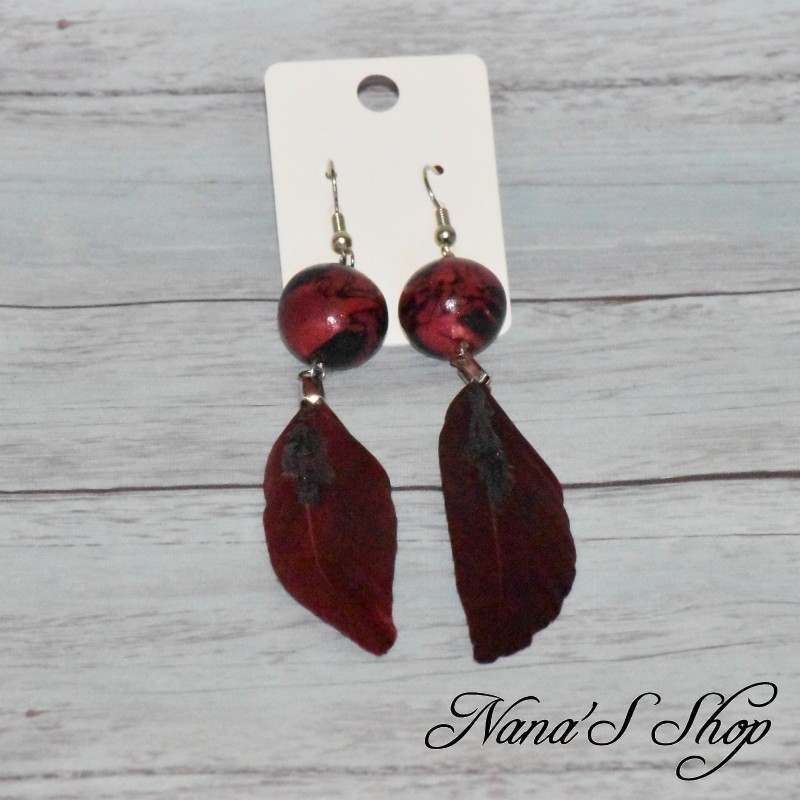 Boucles d'oreilles plume et pâte polymère, couleur vive, coloris bordeaux.