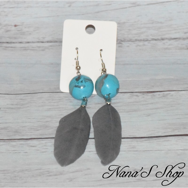 Boucles d'oreilles plume et pâte polymère, couleur vive, coloris bleu.