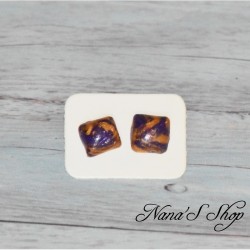 Boucles d'oreilles clous fantaisie, coloré et doré, en pâte polymère, forme carré, coloris violet.