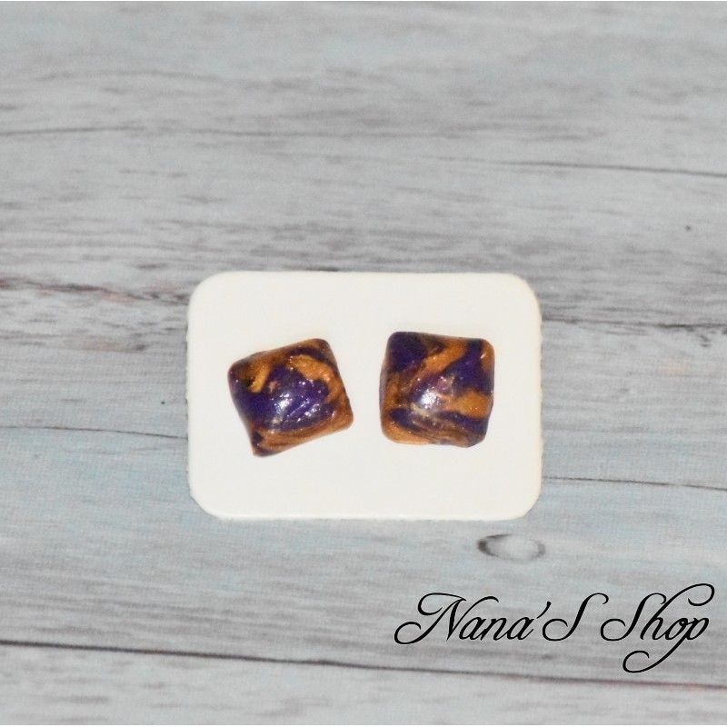 Boucles d'oreilles clous fantaisie, coloré et doré, en pâte polymère, forme carré, coloris violet.