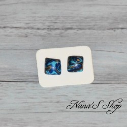 Boucles d'oreilles clous fantaisie, coloré et doré, en pâte polymère, forme carré, coloris bleu foncé.
