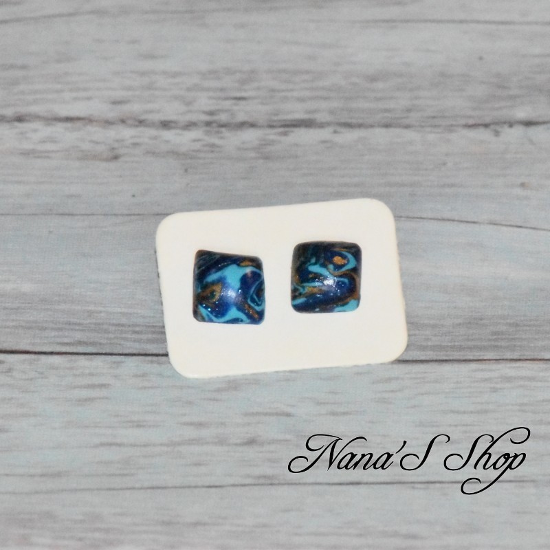 Boucles d'oreilles clous fantaisie, coloré et doré, en pâte polymère, forme carré, coloris bleu foncé.