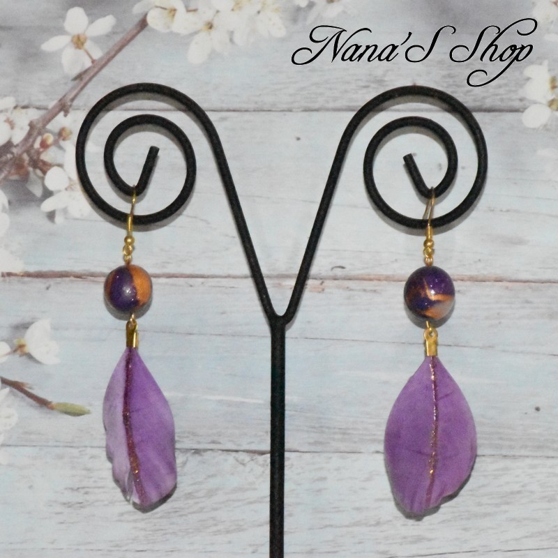 Boucles d'oreilles plume et pâte polymère, coloris violet et or. Boucles d'oreilles plume et pâte polymère, coloris violet et or.