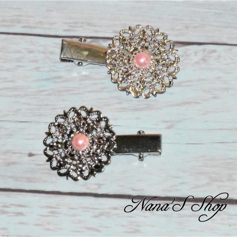 Petite pinces croco en métal, rond en filigrane, coloris rose. Petite pinces croco en métal, rond en filigrane, coloris rose.