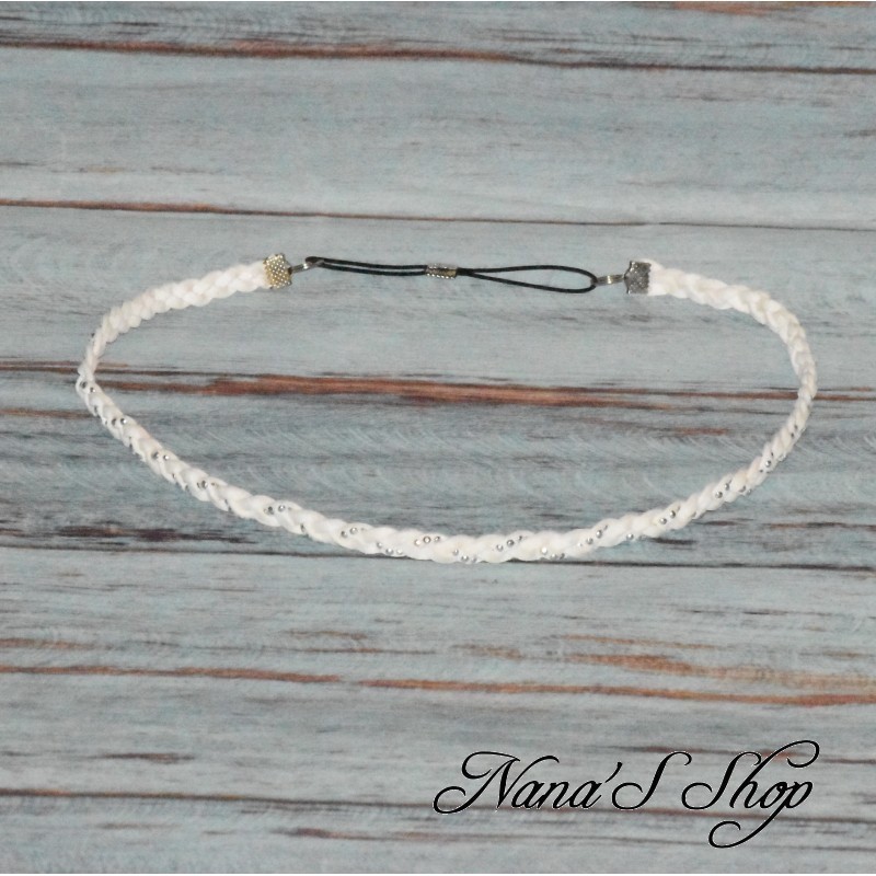 Headband tressé en suédine uni et strass argenté, coloris blanc. Headband tressé en suédine uni et strass argenté, coloris blanc.