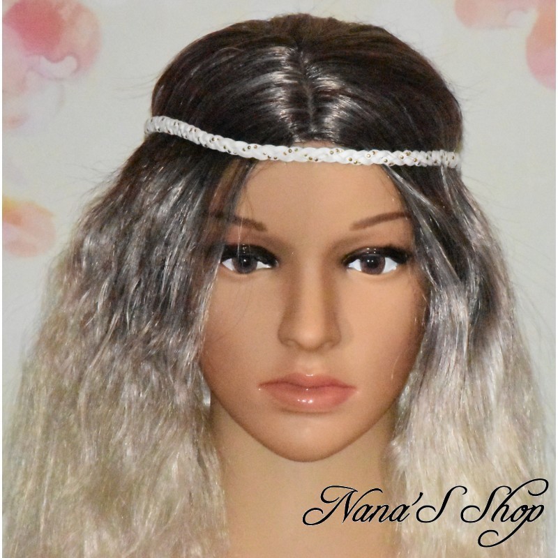 Headband tressé, suédine uni, strass doré, coloris blanc. Headband tressé, suédine uni, strass doré, coloris blanc.