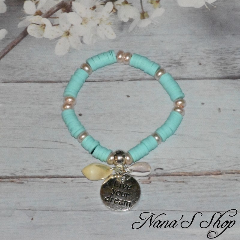 Bracelet breloque porte bonheur, perles heishi & nacre, trendy, coloris vert menthe. Bracelet breloque porte bonheur, perles heishi & nacre, trendy, coloris vert menthe.