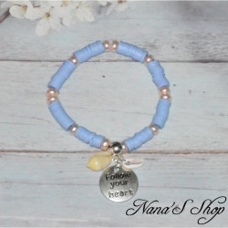 Bracelet breloque porte bonheur, perles heishi & nacre, trendy, coloris bleu clair.