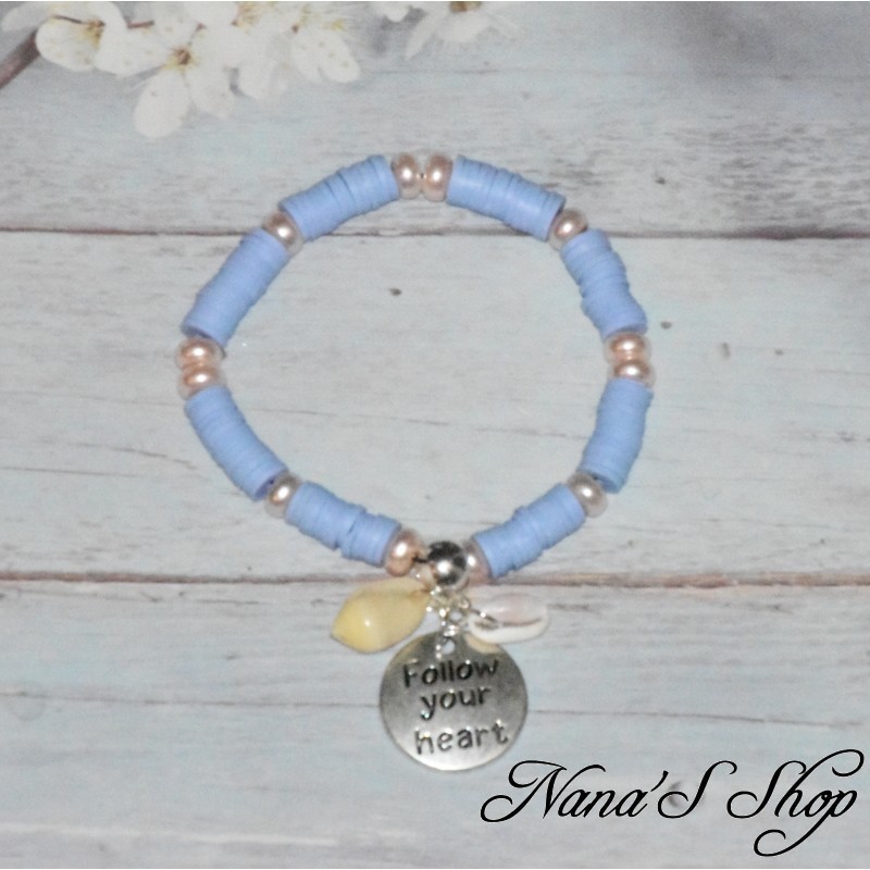 Bracelet breloque porte bonheur, perles heishi & nacre, trendy, coloris bleu clair.