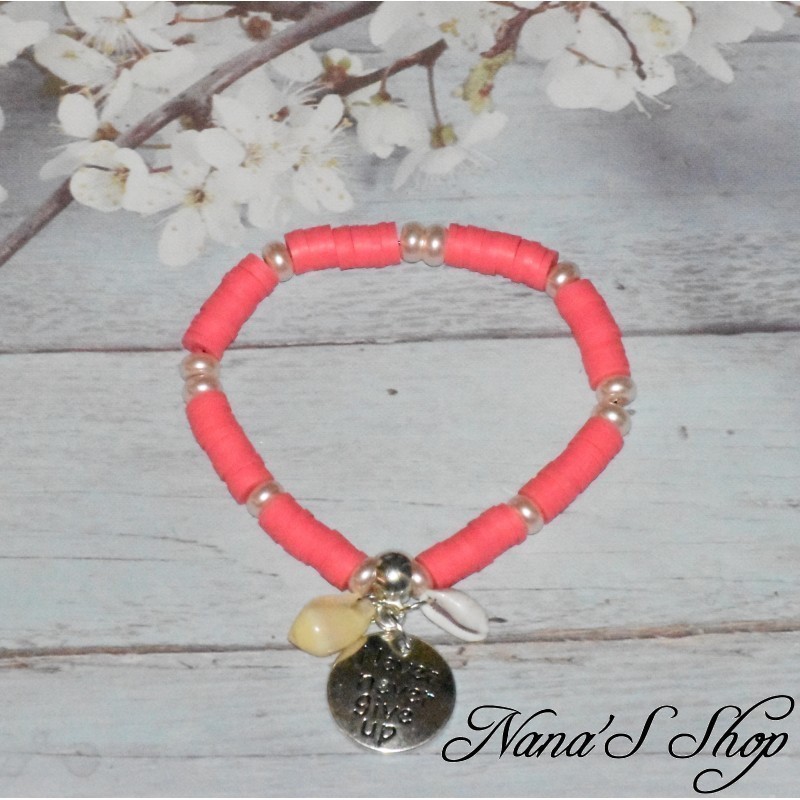 Bracelet breloque porte bonheur, perles heishi & nacre, trendy, coloris corail foncé. Bracelet breloque porte bonheur, perles heishi & nacre, trendy, coloris corail foncé.