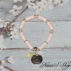 Bracelet breloque porte bonheur, perles heishi & nacre, trendy, coloris rose pâle.