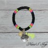 Bracelet perles heishi, pendentif message & tassel, coloris noir et fluo.
