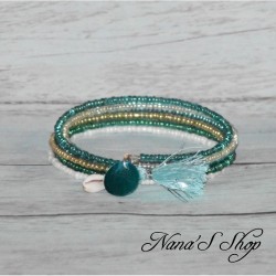 Bracelet multi-rang, perles de rocailles, pendentif coquillage et nacre, coloris bleu turquoise.