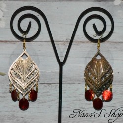 Boucles d'oreilles estampes dorées, petit rond nacre, coloris rouge.