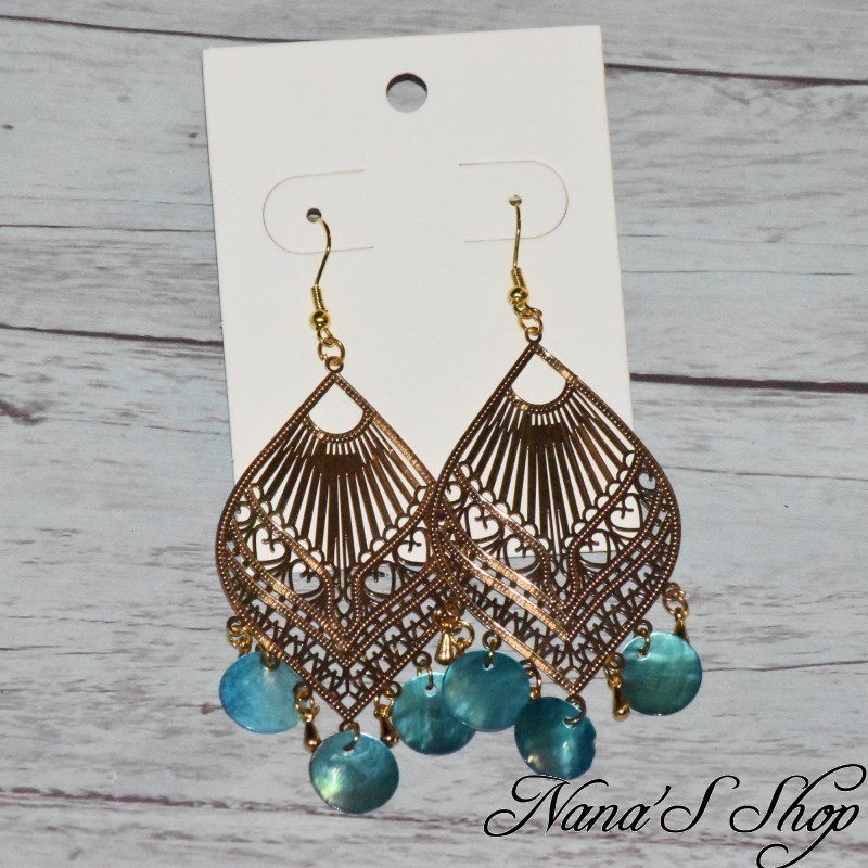 Boucles d'oreilles estampes dorées, petit rond nacre, coloris bleu. Boucles d'oreilles estampes dorées, petit rond nacre, coloris bleu.