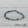 Bracelet élastique en perles de granit, tons vert et noir.